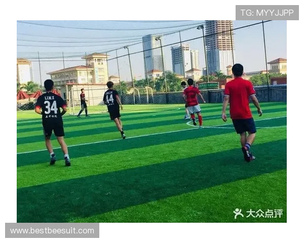 星空足球场，让你在夜晚与好友共享运动的欢乐